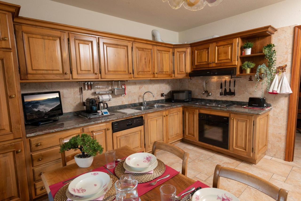 Villa Mara - Aosta - 200 Mq - Wifi - Jacuzzi - Parcheggio - Giardino מראה חיצוני תמונה