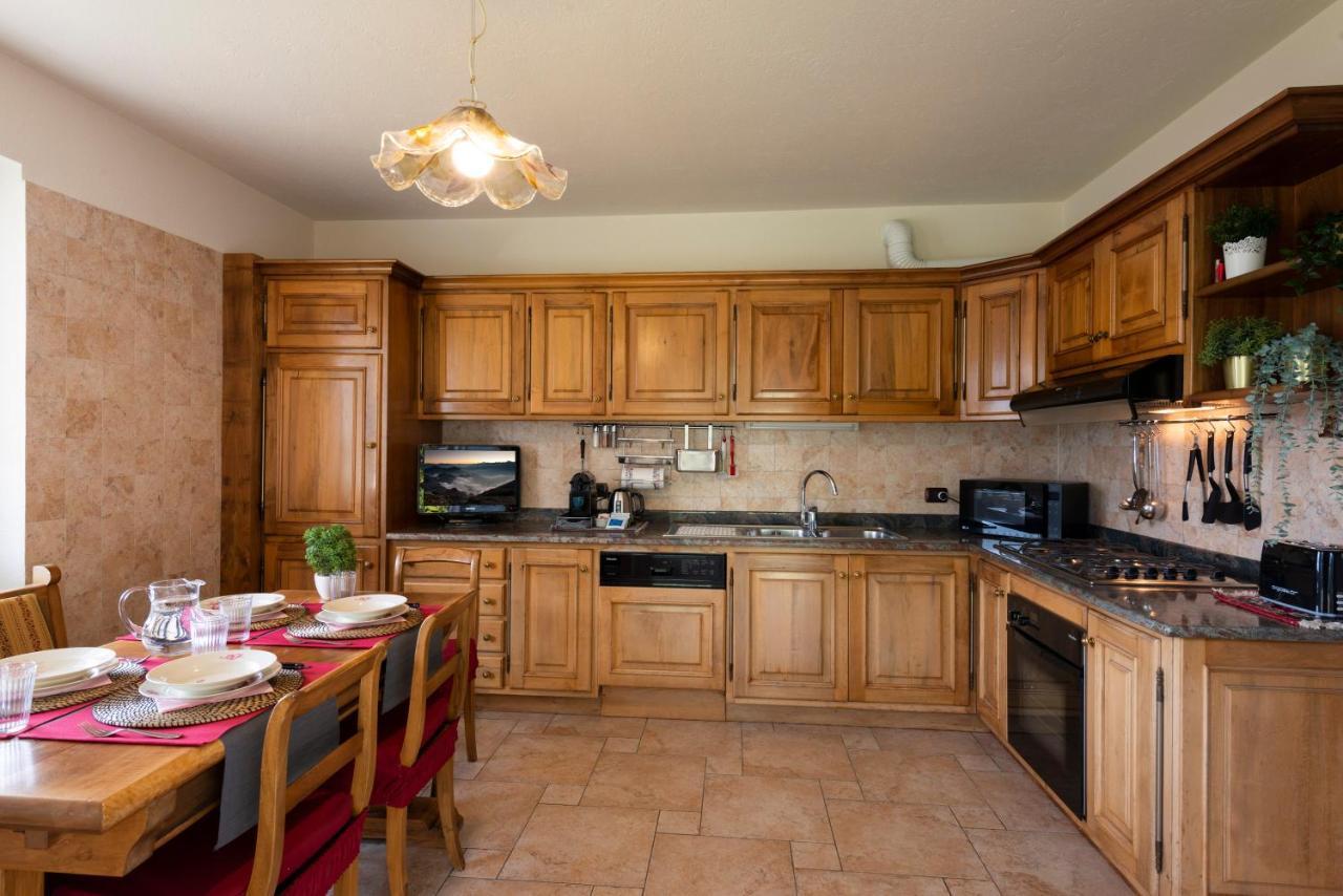 Villa Mara - Aosta - 200 Mq - Wifi - Jacuzzi - Parcheggio - Giardino מראה חיצוני תמונה