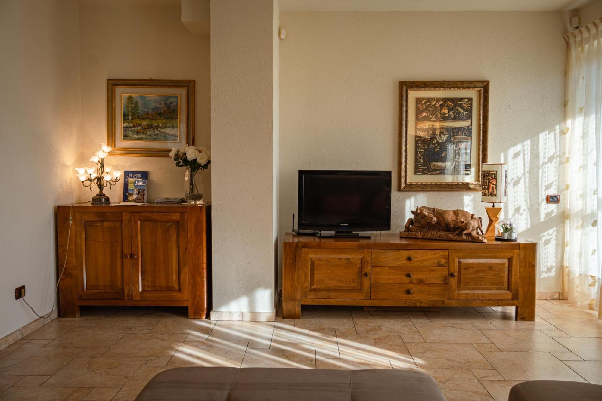 Villa Mara - Aosta - 200 Mq - Wifi - Jacuzzi - Parcheggio - Giardino מראה חיצוני תמונה